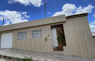 Imagem: A casa possui 4 Dormitórios e está localizado em Vitória