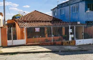 Imagem: A casa possui 5 Dormitórios, 4 Banheiros e 1 Vaga na garagem