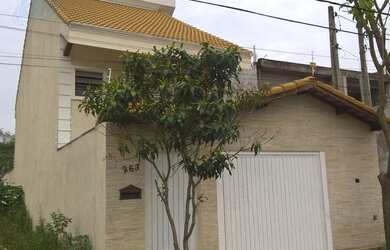 Imagem: A casa possui 3 Dormitórios, 3 Banheiros, 3 Vagas na garagem