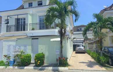 Imagem: A casa possui 2 Dormitórios, 3 Banheiros, 1 Vaga na garagem