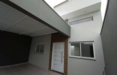 Imagem: A casa possui 3 Dormitórios, 1 Banheiro, 2 Vagas na garagem