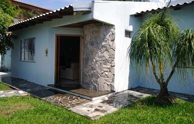 Imagem: A casa possui 4 Dormitórios, 1 Banheiro, 2 Vagas na garagem