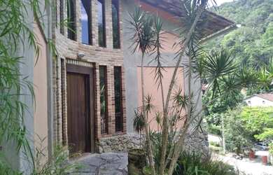 Imagem: A casa possui 4 Dormitórios, 3 Banheiros, 4 Vagas na garagem