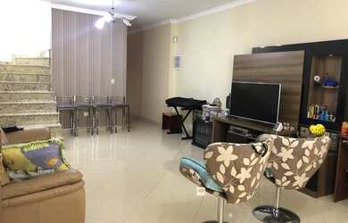 Imagem: A casa possui 4 Dormitórios, 4 Banheiros, 4 Vagas na garagem