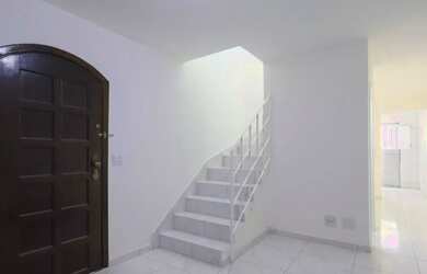 Imagem: A casa possui 2 Dormitórios, 2 Banheiros, 2 Vagas na garagem