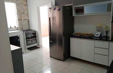 Imagem: A casa possui 3 Dormitórios, 1 Banheiro, 2 Vagas na garagem