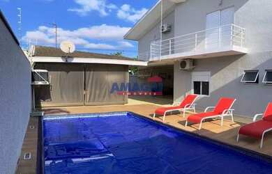 Imagem: A casa possui 4 Dormitórios, 3 Banheiros, 3 Vagas na garagem