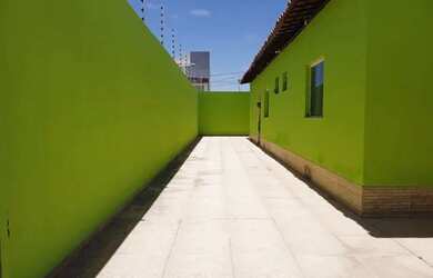 Imagem: A casa possui 2 Dormitórios, 2 Banheiros, 2 Vagas na garagem