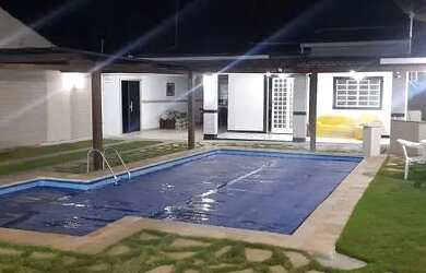 Imagem: A casa possui 4 Dormitórios, 2 Banheiros, 5 Vagas na garagem