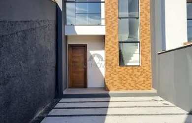 Imagem: A casa possui 3 Dormitórios, 3 Banheiros, 2 Vagas na garagem