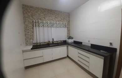 Imagem: A casa possui 2 Dormitórios, 2 Banheiros, 1 Vaga na garagem