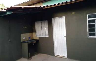 Imagem: A casa possui 1 Dormitório, 1 Banheiro, 1 Vaga na garagem