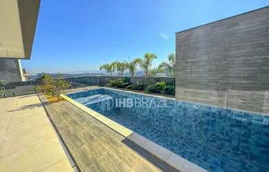 Imagem: A casa possui 4 Dormitórios, 5 Banheiros, 4 Vagas na garagem