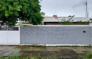 Imagem: A casa possui 2 Dormitórios, 1 Banheiro, 4 Vagas na garagem