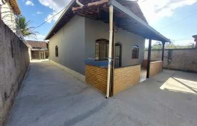 Imagem: A casa possui 3 Dormitórios, 1 Banheiro, 3 Vagas na garagem