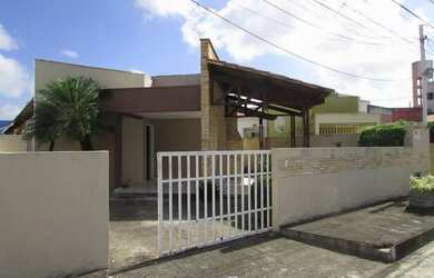 Imagem: A casa possui 3 Dormitórios, 2 Banheiros, 2 Vagas na garagem