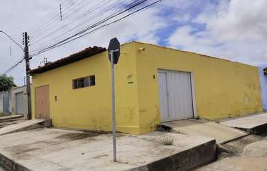Imagem: A casa possui 3 Dormitórios, 1 Banheiro, 1 Vaga na garagem
