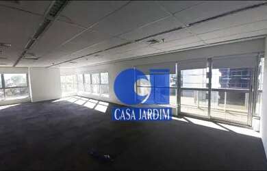 Imagem: O depósito possui 4 Vagas na garagem e 148m² de Área e está