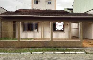 Imagem: A casa possui 3 Dormitórios, 2 Banheiros, 4 Vagas na garagem