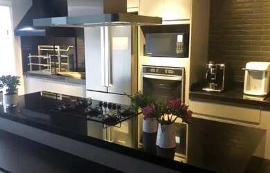 Imagem: A casa possui 3 Dormitórios, 2 Banheiros, 3 Vagas na garagem