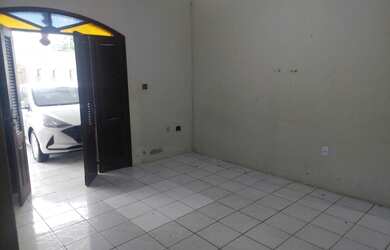 Imagem: A casa possui 3 Dormitórios, 1 Banheiro, 4 Vagas na garagem