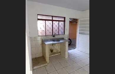 Imagem: A casa possui 3 Dormitórios, 1 Banheiro, 3 Vagas na garagem