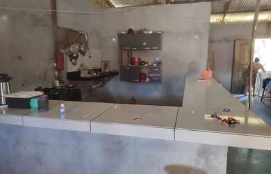 Imagem: A casa possui 3 Dormitórios, 2 Banheiros, 1 Vaga na garagem