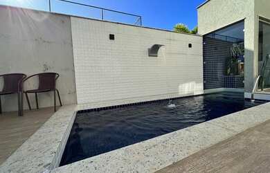 Imagem: A casa em condomínio possui 4 Dormitórios, 5 Banheiros, 3