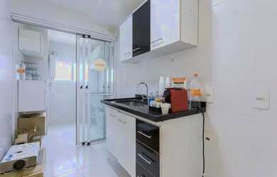 Imagem: O apartamento possui 1 Dormitório, 1 Banheiro, 2 Vagas na garagem