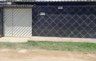 Imagem: A casa possui 3 Dormitórios, 1 Banheiro, 3 Vagas na garagem