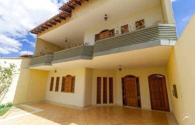 Imagem: A casa e possui 4 Dormitórios, Suítes, 4 Banheiros, 4 Vagas