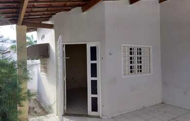 Imagem: A casa possui 3 Dormitórios, 2 Banheiros, 2 Vagas na garagem