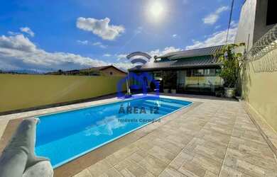 Imagem: A casa possui 2 Dormitórios, 3 Banheiros, 4 Vagas na garagem