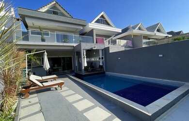 Imagem: A casa em condomínio possui 4 Dormitórios, 5 Banheiros, 3