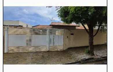 Imagem: A casae possui 3 Dormitórios, 1 Banheiro, 1 Vaga na garagem