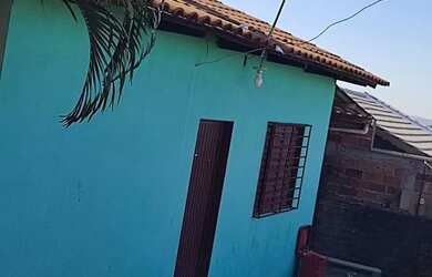 Imagem: A casa possui 2 Dormitórios, 1 Banheiro, 1 Vaga na garagem