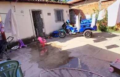 Imagem: A casa possui 2 Dormitórios, 1 Banheiro, 2 Vagas na garagem