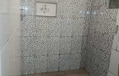 Imagem: A casa possui 3 Dormitórios, 1 Banheiro, 2 Vagas na garagem