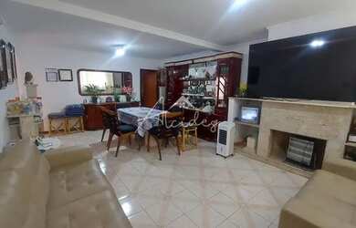 Imagem: A casa possui 5 Dormitórios, 4 Banheiros, 4 Vagas na garagem