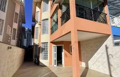 Imagem: A casa possui 3 Dormitórios, 5 Banheiros, 4 Vagas na garagem