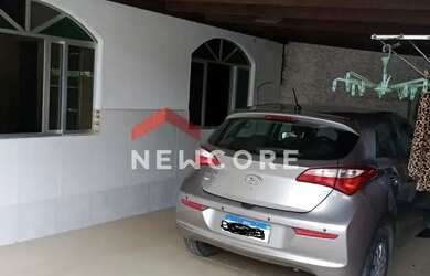 Imagem: A casa possui 3 Dormitórios, 1 Banheiro, 1 Vaga na garagem