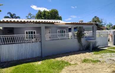 Imagem: A casa possui 2 Dormitórios, 2 Banheiros, 2 Vagas na garagem