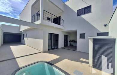 Imagem: A casa possui 3 Dormitórios, 4 Banheiros, 2 Vagas na garagem