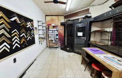 Imagem: O depósito possui 4 Vagas na garagem, 170m² de Área e está