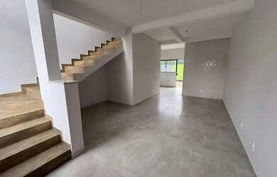 Imagem: A casa possui 2 Dormitórios, 2 Banheiros, 1 Vaga na garagem