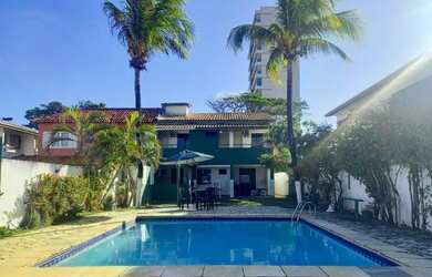 Imagem: A casa possui 4 Dormitórios, 5 Banheiros, 4 Vagas na garagem