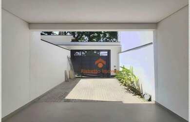 Imagem: A casa possui 3 Dormitórios, 5 Banheiros, 4 Vagas na garagem