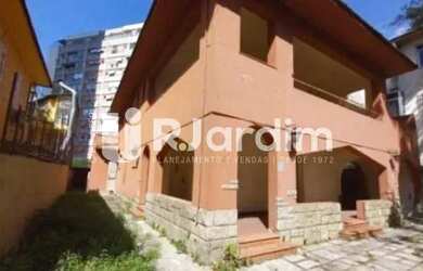 Imagem: A casa possui 5 Dormitórios, 3 Banheiros, 5 Vagas na garagem