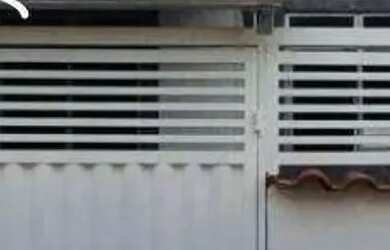 Imagem: A casa possui 2 Dormitórios, 1 Banheiro, 1 Vaga na garagem