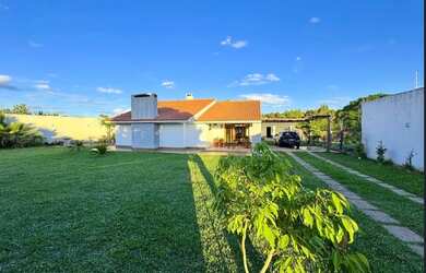 Imagem: A casa possui 3 Dormitórios, 2 Banheiros, 2 Vagas na garagem